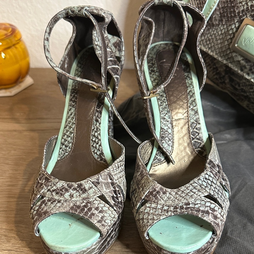 100% Leather Snakeskin style Heels and Bag Set with Aqua Accents. Size 8. VELEZ - Picture 2 of 11